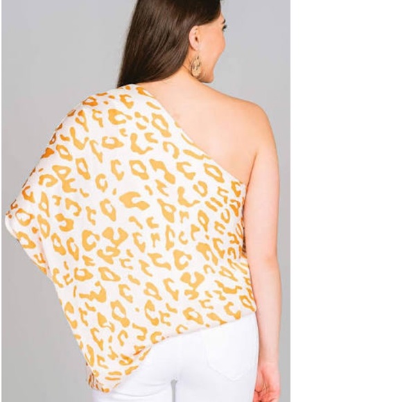 One sleeve light weight leopard top. Small. - Picture 2 of 4